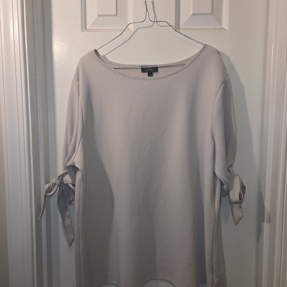 The Limited: Light Gray Textured Blouse with Tie Sleeves. Size XL. - Picture 2 of 9